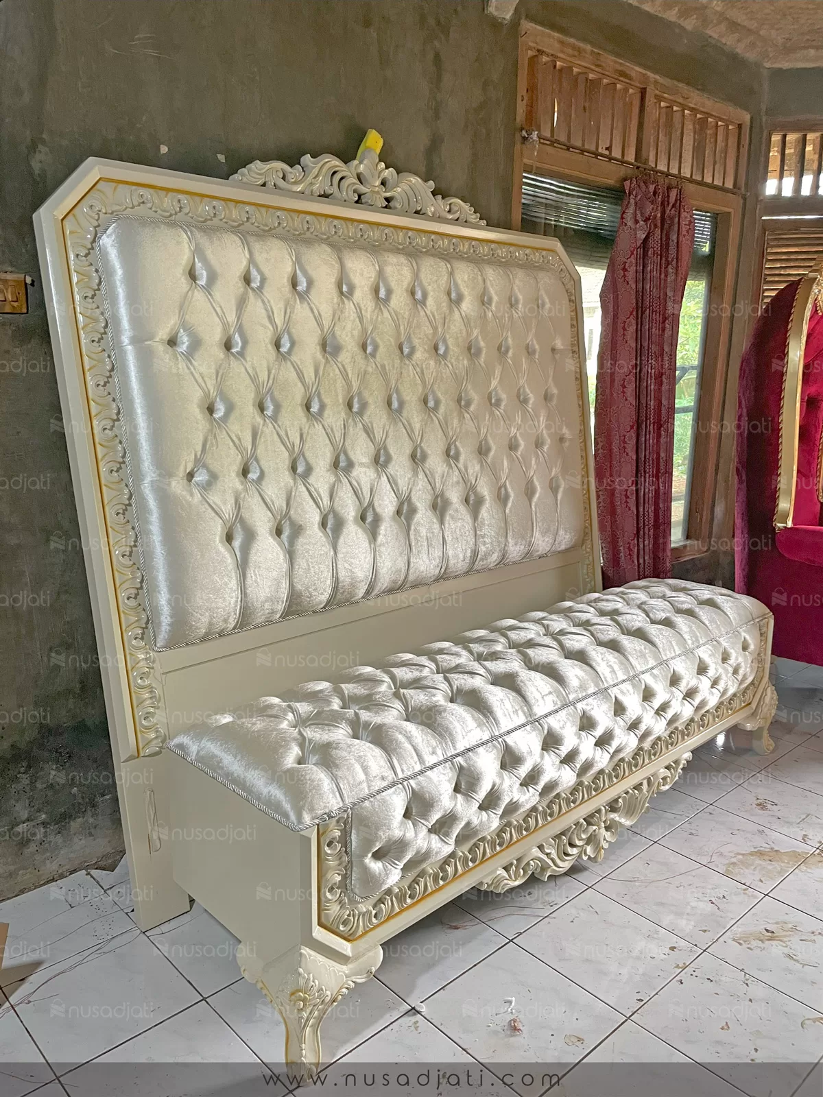 Dipan-Ukir-Kayu-Jati-Kain-Bludru-Putih-By-Nusadjati-001 Dipan ukir kayu jati kain bludru