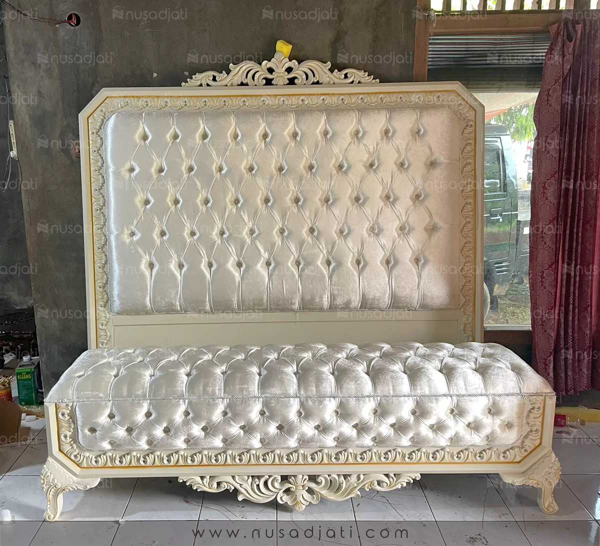 Dipan-Ukir-Kayu-Jati-Kain-Bludru-Putih-By-Nusadjati-002 Dipan ukir kayu jati kain bludru