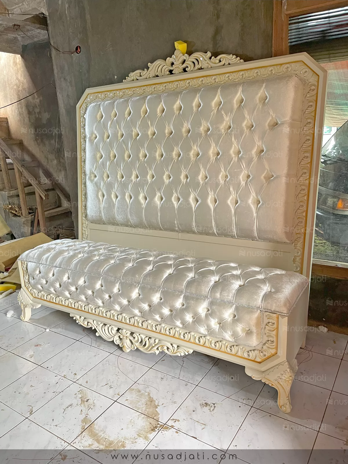 Dipan-Ukir-Kayu-Jati-Kain-Bludru-Putih-By-Nusadjati-003 Dipan ukir kayu jati kain bludru