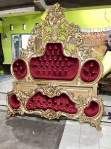 Dipan Ukir Bludru Merah