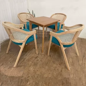 Set 4 Kursi dan Meja Makan
