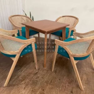 Set 4 Kursi dan Meja Makan By Nusadjati