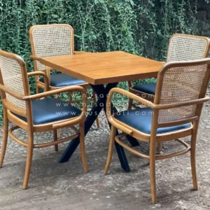 Set meja makan 4 kursi