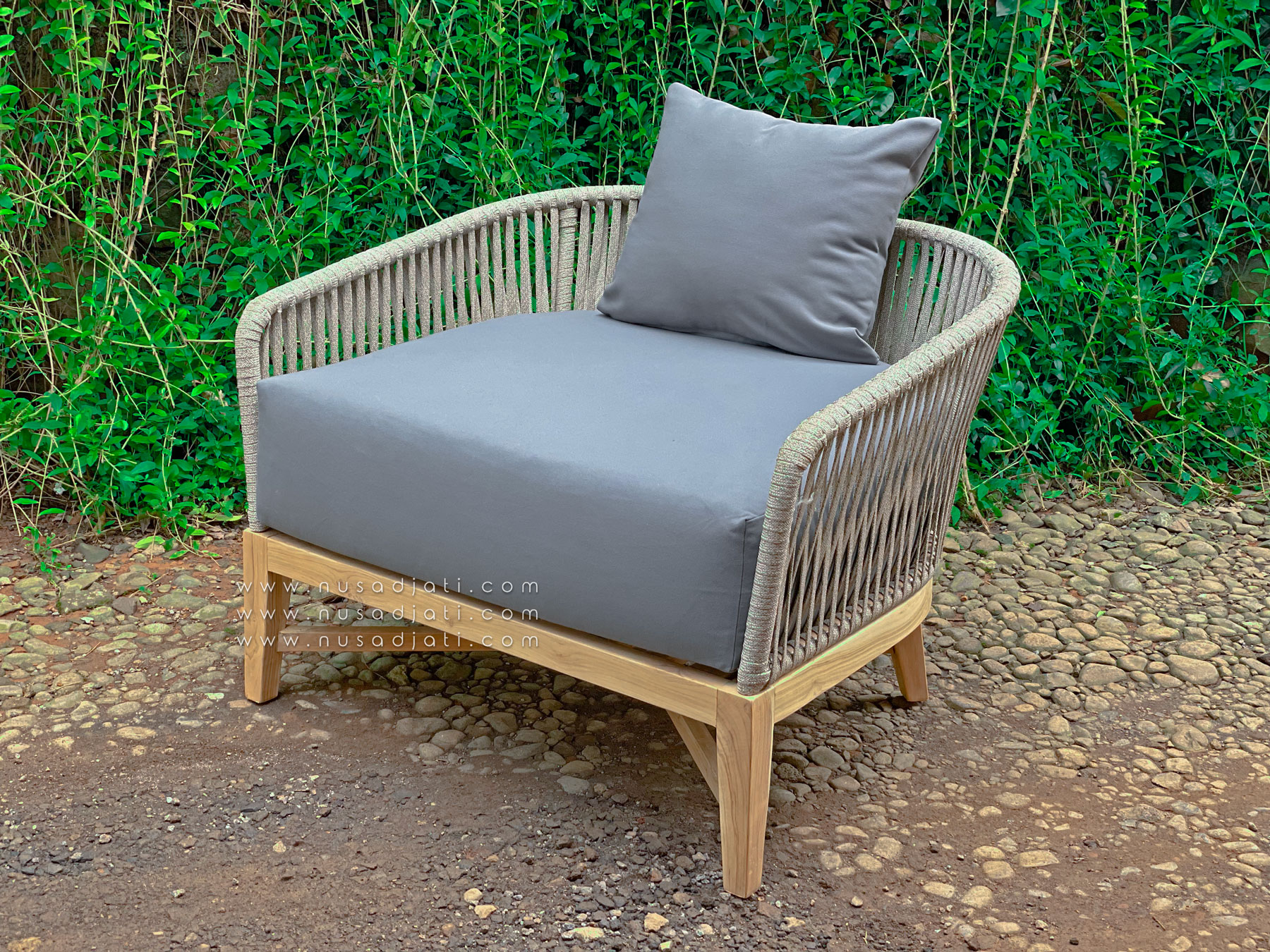 Sofa santai outdoor Baleria 1 seater, rangka kayu jati dengan matras busa tebal.