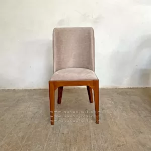 Sabrina - Kursi Makan Desain Minimalis Dengan Jok Busa Kain Bludru Krem