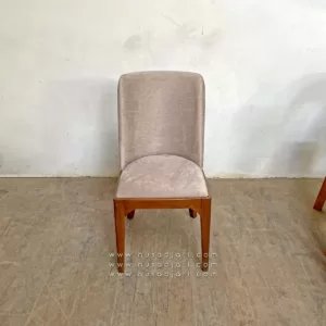 Sabrina - Kursi Makan Desain Minimalis Dengan Jok Busa Kain Bludru Krem