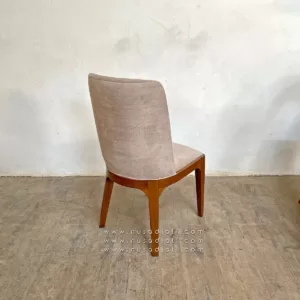 Sabrina - Kursi Makan Desain Minimalis Dengan Jok Busa Kain Bludru Krem