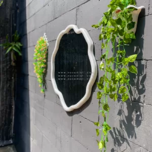 Nila - Cermin dinding aesthetic dengan frame berbentuk bulat abstrak