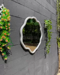 Nila - Cermin dinding aesthetic dengan frame berbentuk bulat abstrak