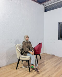 Kursi Makan Bludru Motif Kotak Diamond